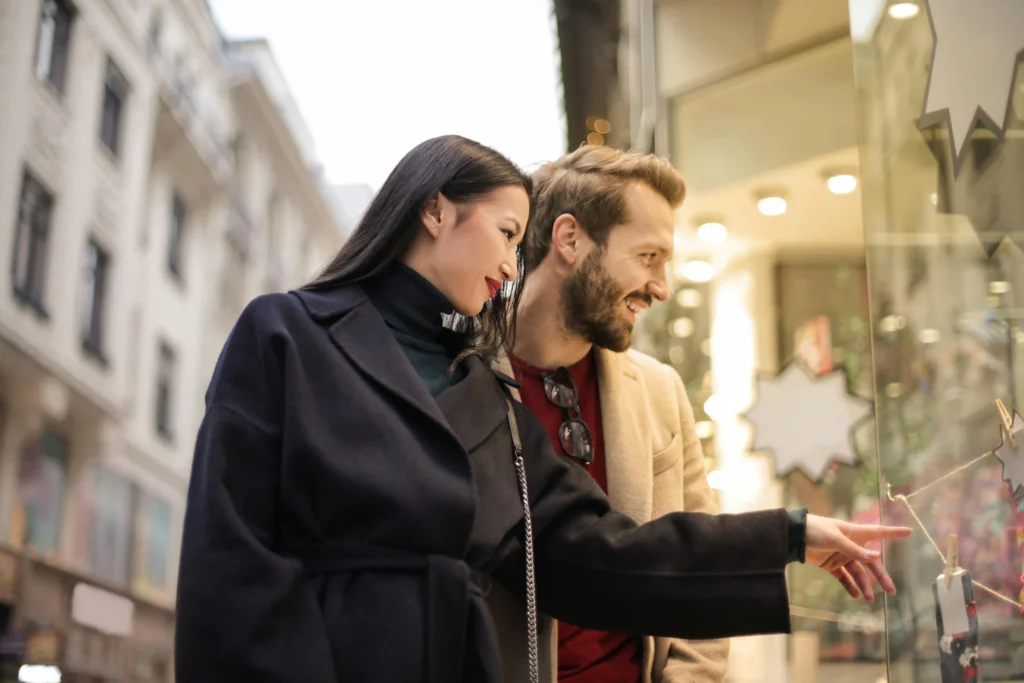 Un couple regarde la vitrine d'un magasin d'une rue de Belfort