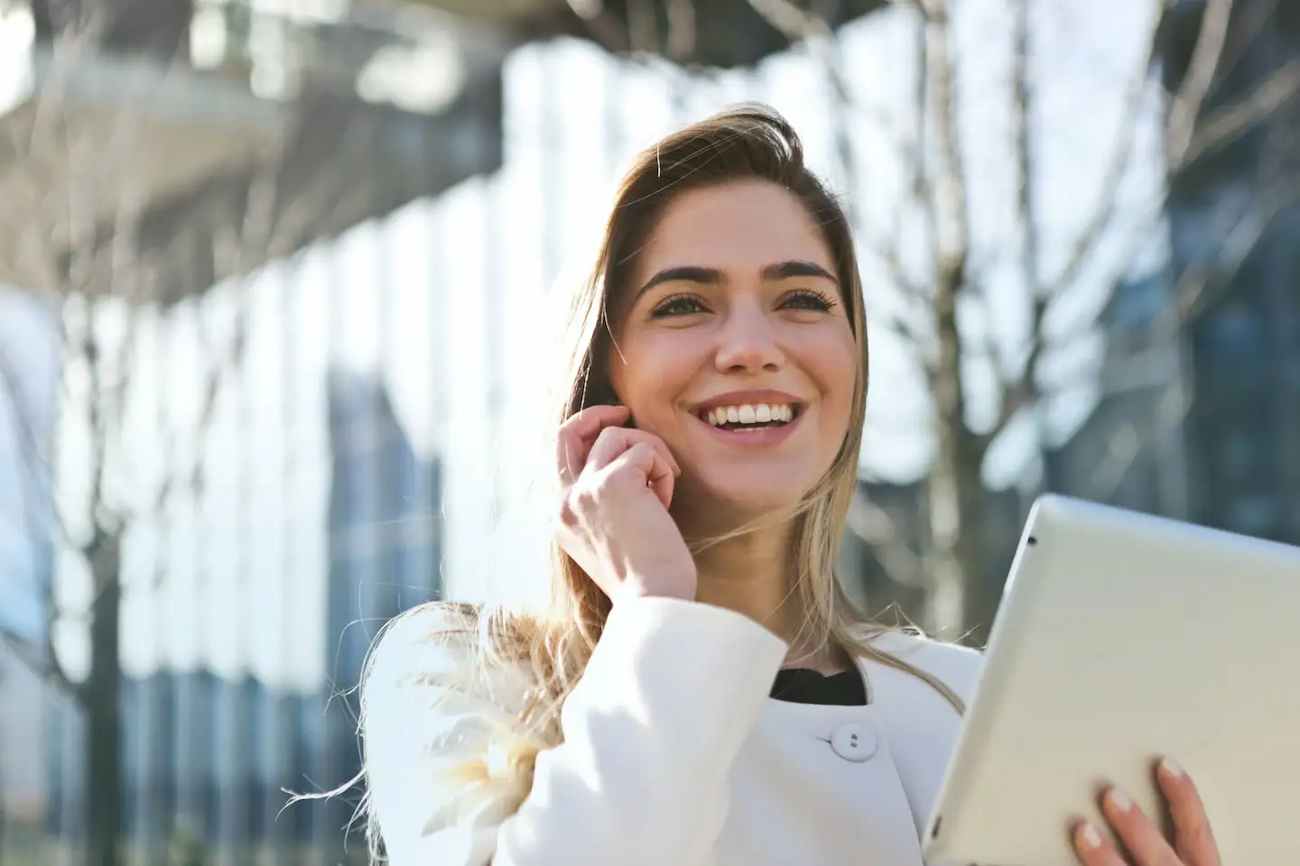 Une femme est au téléphone en pleine rue