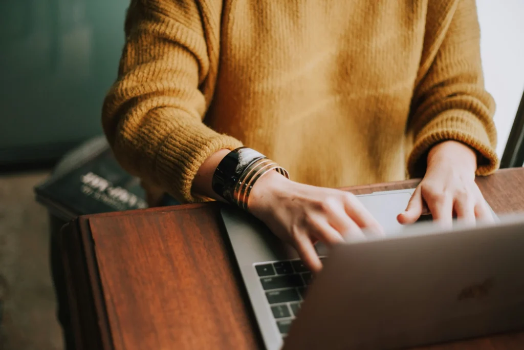 Un homme tape sur le clavier de son MacBook