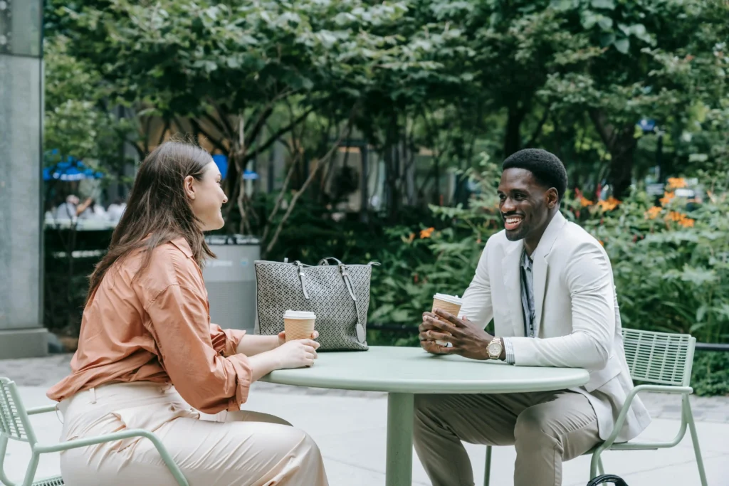 Un premier rendez-vous dans un café du centre-ville de Belfort